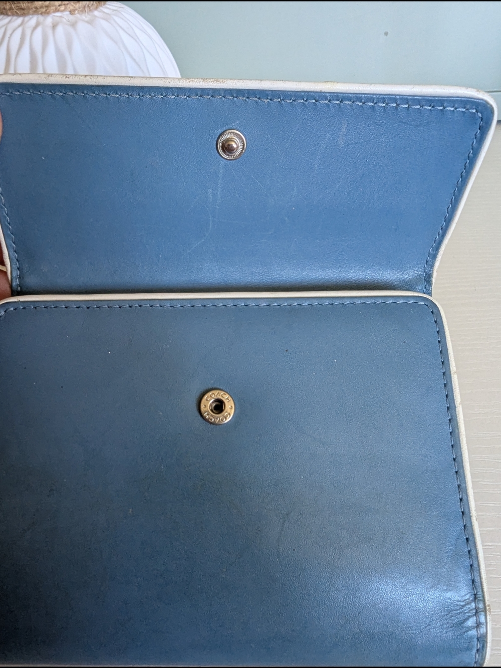 vintage Coach wallet, likely fromt early 2000s - Picture 8 of 12